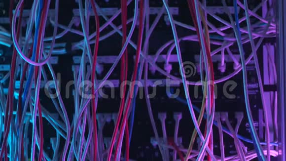 在互联网服务提供商设备中特写了许多五颜六色的电线行动数据网络硬件概念视频的预览图
