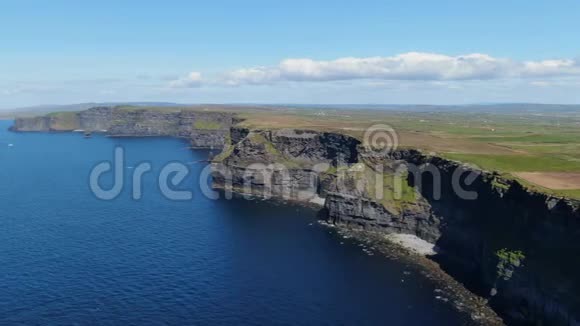 爱尔兰最著名的地标莫赫空中无人机的悬崖镜头视频的预览图