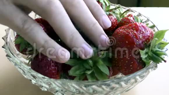 从盘子里拿草莓视频的预览图