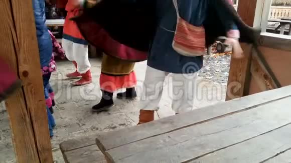 穿着斯拉夫民族服装的人们在现场跳舞文化节视频的预览图