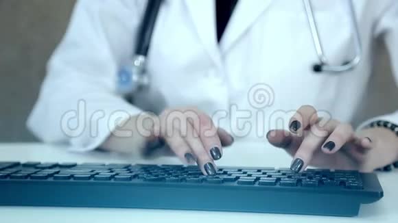 医生在医院办公室的电脑工作视频的预览图