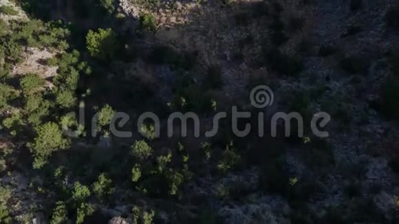 在后台航行游艇背景中的山脉空中摄影海景视频的预览图