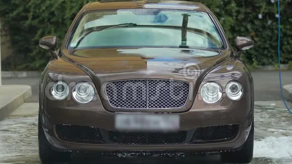 昂贵的汽车在洗车后留下缝隙下一辆豪华车取代了它视频的预览图