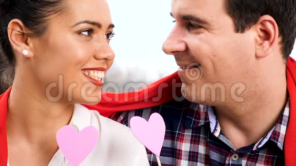 一对漂亮的情侣在玩粉色的心脏视频的预览图