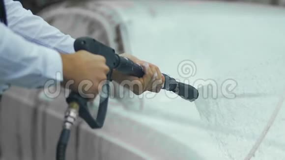 男性手拿喷雾器用泡沫覆盖昂贵的汽车洗车视频的预览图
