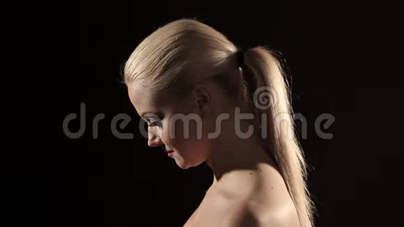 一个年轻女人的肖像动态光视频的预览图