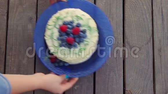 手放蛋糕用浆果装饰视频的预览图