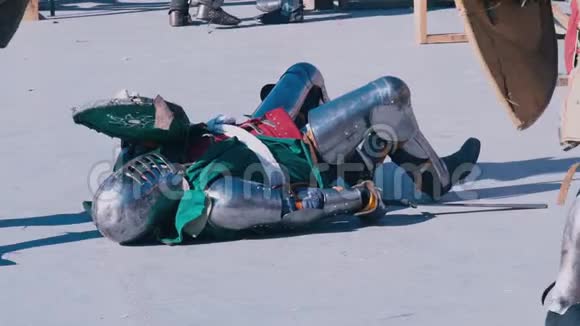 骑士锦标赛战败的骑士躺在地上不起来视频的预览图