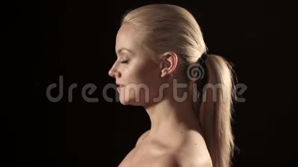 一个年轻女人的肖像动态光视频的预览图