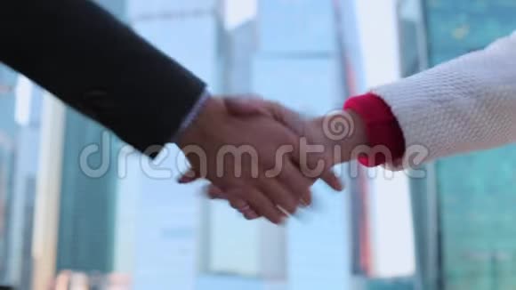 商人和商人握手结束了会议视频的预览图