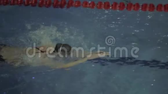 女泳者泳镜浮泳蛙泳在水中游泳视频的预览图