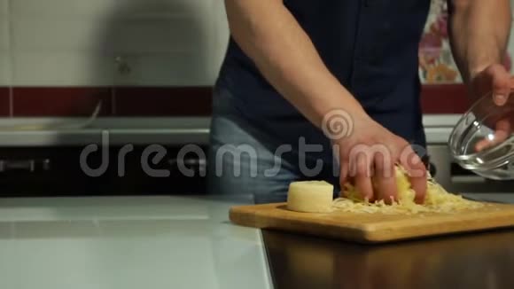 男人把切片的奶酪倒入盘子里视频的预览图