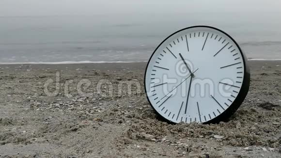 时间概念沙滩上的时钟背景步行人海天视频的预览图