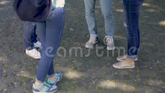 穿牛仔裤和运动鞋的男女青少年群体视频的预览图