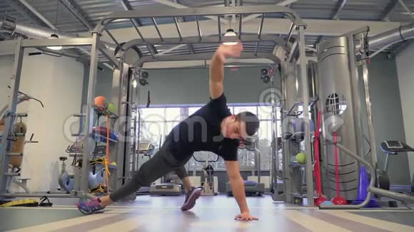 年轻的运动员在健身房锻炼身体很复杂视频的预览图