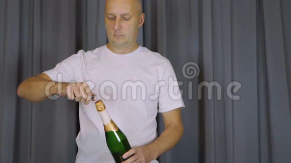 成人卡西亚人在一瓶香槟上点燃一个喷泉烟火象征着节日的气氛视频的预览图