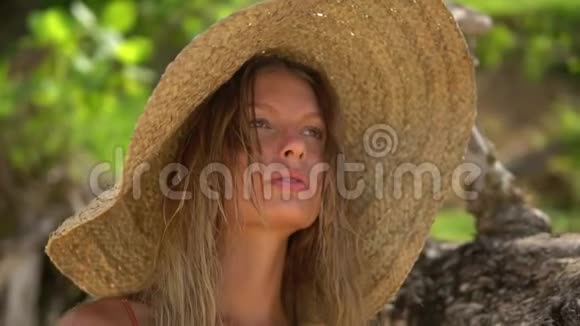 金发美女走在沙滩上戴着草帽视频的预览图