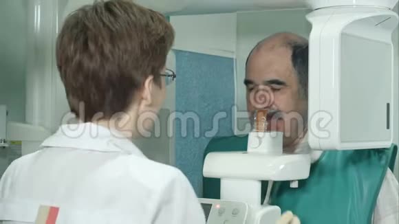 牙科老年患者进行牙齿全景颅骨扫描视频的预览图