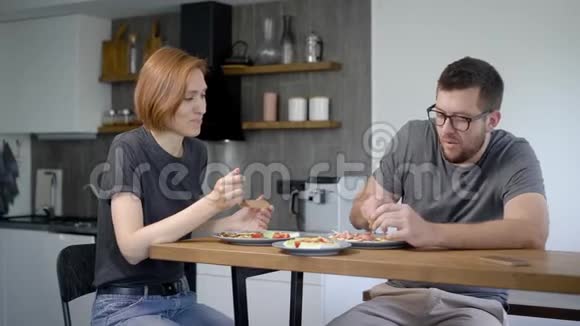 幸福的两家人在家吃早餐视频的预览图