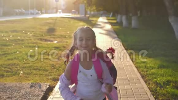 带着背包的小女孩跑去学校学校和幼儿园的教育理念后视慢动作和视频的预览图
