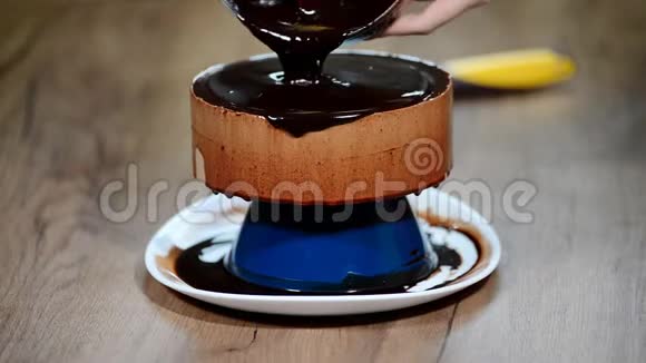 点燃巧克力蛋糕糖果师在蛋糕上撒了一块并用金子装饰它视频的预览图