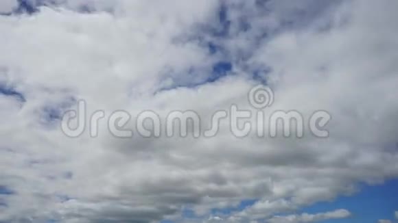 蓝天和云彩的时间流逝视频的预览图