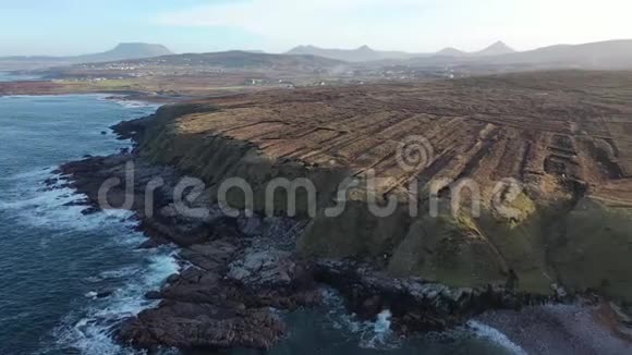 梅内拉拉格和布林拉克之间的海岸线爱尔兰多戈尔县的特拉纳克洛克巨大泥炭的迹象视频的预览图