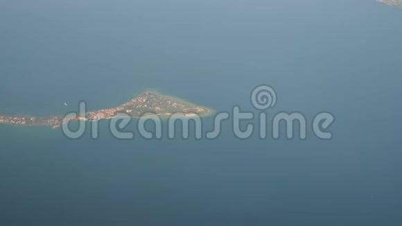 从飞机窗口看到锡尔米恩加尔达湖的空中景观视频的预览图