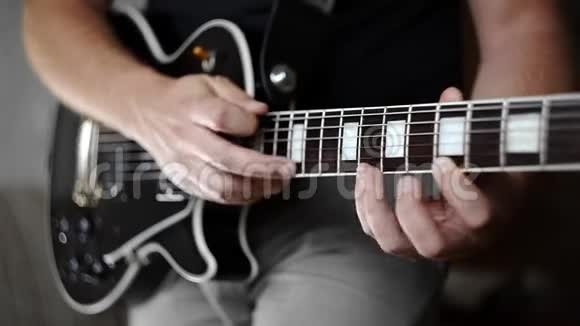 音乐家用电吉他独奏用轻敲用电乐器演奏大声演奏视频的预览图
