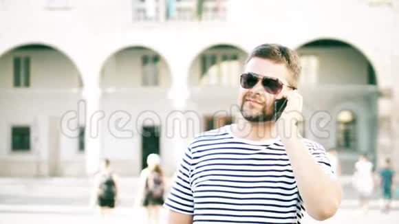 帅哥在街上用手机说话视频的预览图