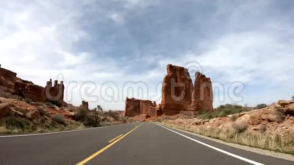 犹他州拱门国家公园的公路旅行视频的预览图