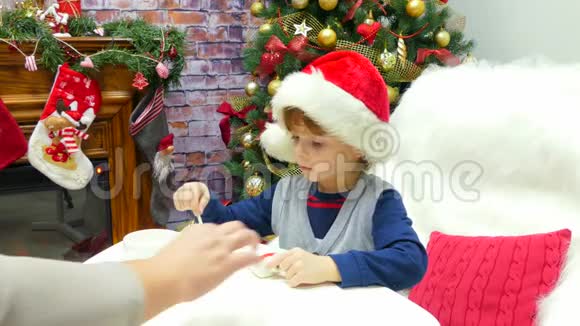 父亲帮儿子装饰圣诞装饰视频的预览图