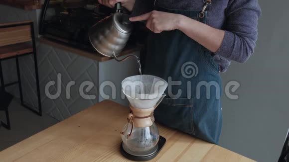 年轻的女咖啡师视频的预览图