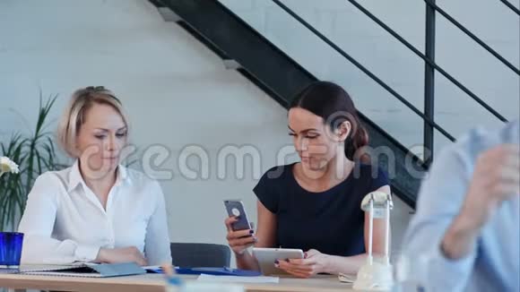 女职工在办公室工作打电话打纸工视频的预览图