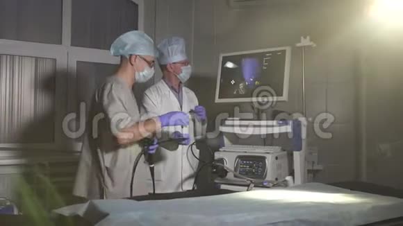 医生和助理医生为工作准备医疗设备视频的预览图
