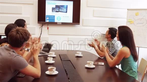 商务主管在视频会议上鼓掌视频的预览图