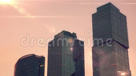 日落时分背景下的摩天大楼顶部视频的预览图