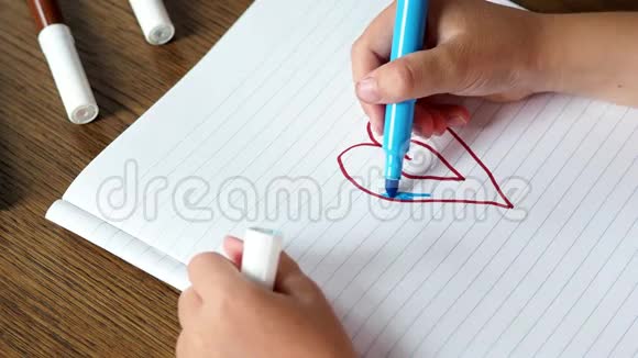 孩子在纸上画一颗红心视频的预览图