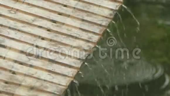 雨水从屋顶倾泻而来视频的预览图