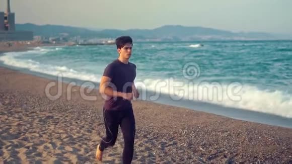 年轻的运动员在海滩上奔跑健康概念视频的预览图