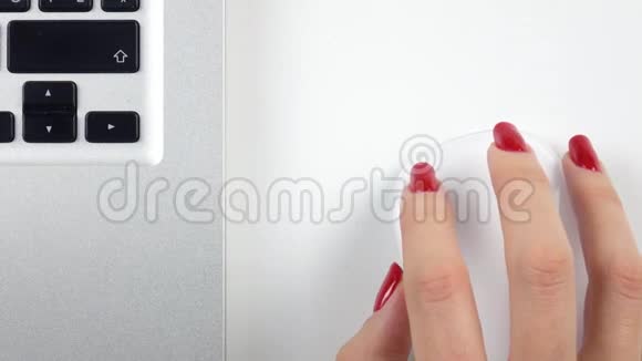 4K镜头女士的右手红色指甲使用无线电脑鼠标上景特写视频的预览图