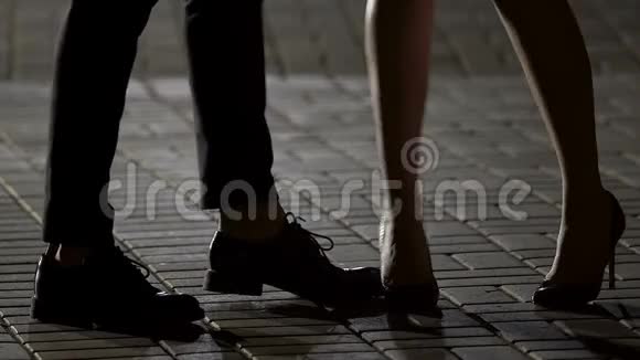 女性和男性的腿在人行道上做滑稽的舞蹈动作舒适的鞋子视频的预览图