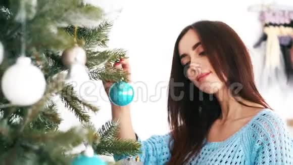 女孩装扮圣诞树视频的预览图