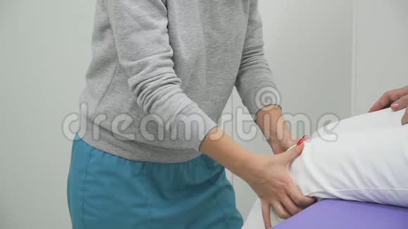 医生检查老妇人的膝盖视频的预览图