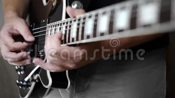 音乐家用电吉他独奏用电乐器演奏用吉他摇滚吉他大声演奏视频的预览图