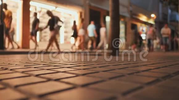 购物街在旅游度假小镇加泰罗尼亚卡拉带游客视频的预览图