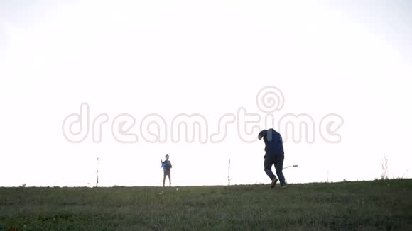 快乐的家庭在公园发射玩具飞机视频的预览图
