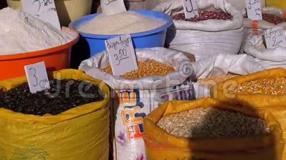 格鲁吉亚市场上用麻袋装粮食的展示视频的预览图