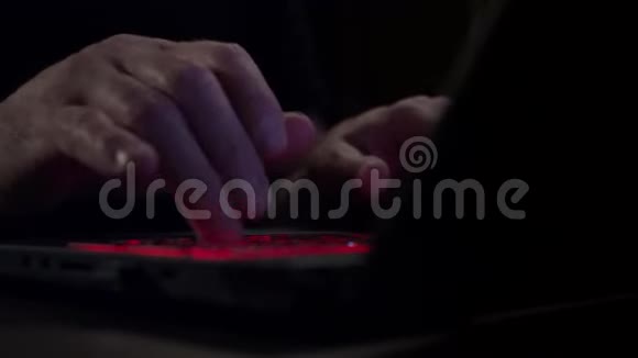 男人在笔记本键盘上打字视频的预览图