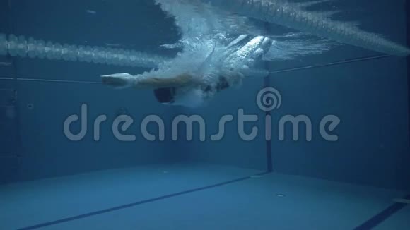 女人在透明的水上跳跃漂浮在水池下俯瞰60个fps视频的预览图